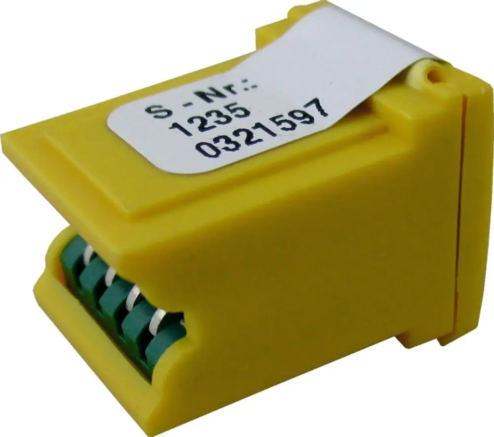Gelber Parameterstecker mit Anschlussklemmen, möglicherweise für eine Wolf-Anlage, zur Verbindung von elektrischen Komponenten im Leistungsbereich.